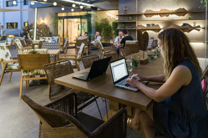 18-co_working_space_glyfada__food_and_dring_meeting